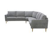  Ilona-kulmasohva 2K3 vaaleanharmaalla Alfa 167 -kankaalla. Kuvan sohvassa on 15 cm leveät M15-käsinojat ja 18 cm korkeat suorat kartiojalat.