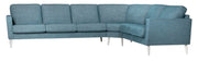 Ilona-kulmasohva turkoosilla Naomi 121 -kankaalla. Kuvan sohvassa on 15 cm leveät M15-käsinojat ja 18 cm korkeat valkoiset vinot kartiojalat.