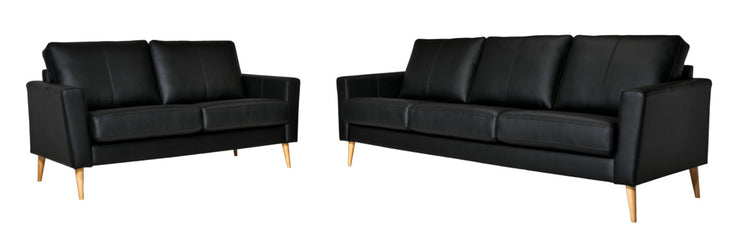 Kuvassa on 2- ja 3 hengen sohvat mustalla Leonardo 5201 -nahkaverhoilulla. Kuvan sohvissa on 15 cm leveät M15-käsinojat ja 18 cm korkeat vinot puiset kartiojalat. 2 hengen Ilona-moduulisohva myydään erikseen.
