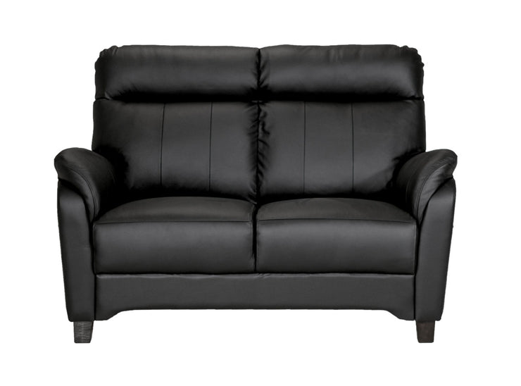 Kuvan 2 istuttavan Isabella-sohvan verhoiluna on C30 Merone-nahka värissä 3002 musta. Sivut ja taustat ovat keinonahkaa.