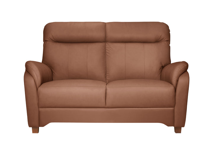 Kuvan 2 istuttavan Isabella-sohvan verhoiluna on C30 Merone-nahka värissä 3017 konjakinruskea. Sivut ja taustat ovat keinonahkaa.