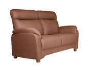 vIsabella on ryhdikäs sohva, jossa on panostettu erityisesti istuttavuuteen. Kuvan sohvan verhoiluna on Merone-nahka värissä 3017 konjakinruskea. Sivut ja taustat ovat keinonahkaa.