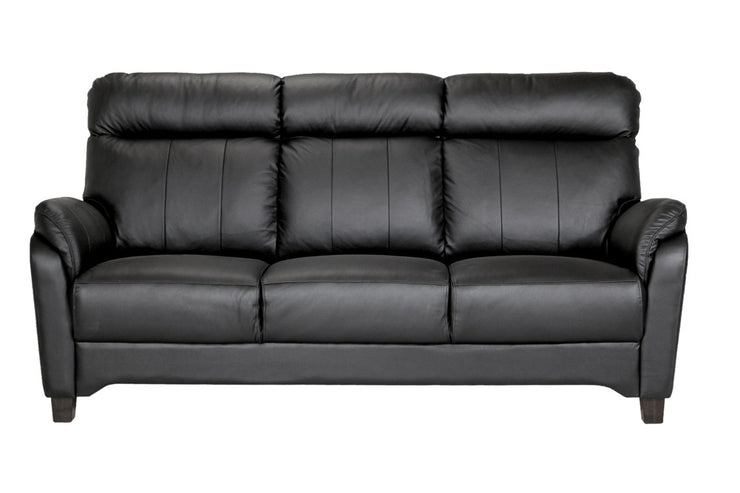 Kuvan 3 istuttavan Isabella-sohvan verhoiluna on C30 Merone-nahka värissä 3002 musta. Sivut ja taustat ovat keinonahkaa.