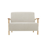 Isla 2-istuttava sohva beigen värisellä Laviano 100 -kankaalla ja luonnonvärisillä puuosilla.