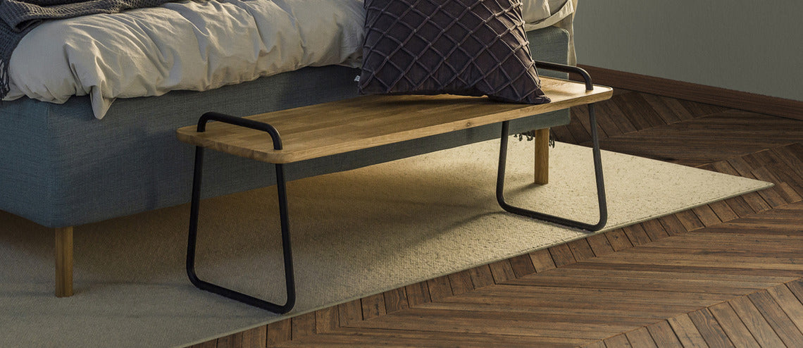 Jensen Add On -penkki on tyylikäs ratkaisu sängyn päätyyn. Kuvassa tammen värinen päätypenkki.