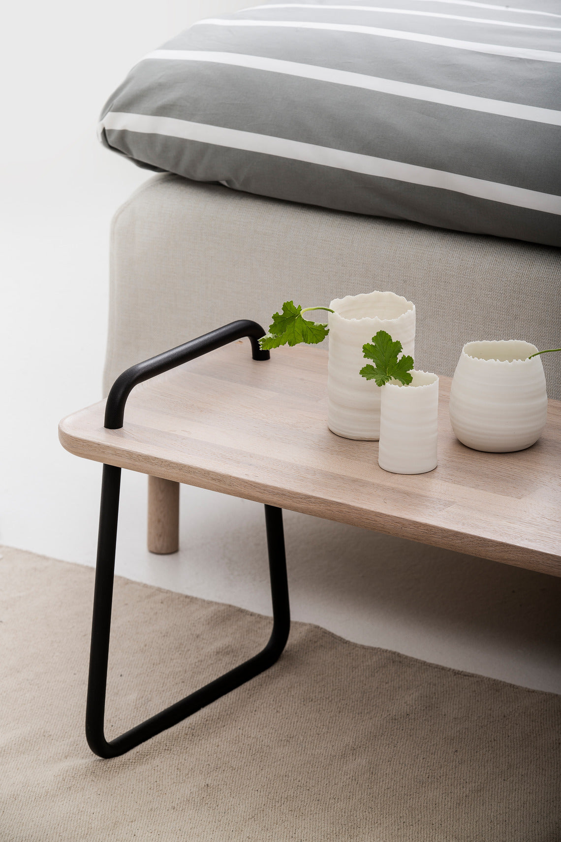 Jensen Add On -penkki on tyylikäs ratkaisu sängyn päätyyn. Kuvassa kuultovalkoinen päätypenkki.