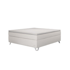  Kuvassa on Jensen Carat -jenkkisänky beigellä verhoiluvärillä, TempSmart-sijauspatjalla ja 14 cm korkeilla kiillotuilla alumiinisilla kolmiojaloilla, sekä erikseen myytävällä Virgo Decor -sängynpäädyllä. Stemma-myymälässä sinulla on mahdollisuus kokeilla eri vaihtoehtoja ja räätälöidä juuri tarpeisiisi sopiva sänkykokokonaisuus.