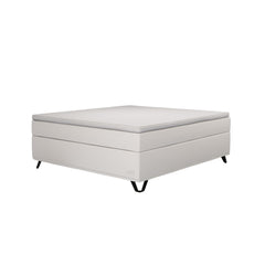  Jensen Carat -jenkkisängyn beige verhoiluväri ja 14 cm korkeat mustat kolmiojalat. TempSmart-sijauspatja ja jalat sisältyvät hintaan.
