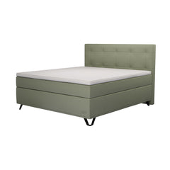 Jensen Carat -jenkkisängyn vihreä verhoiluväri ja 14 cm korkeat mustat kolmiojalat. TempSmart-sijauspatja ja jalat sisältyvät hintaan. Virgo Decor -sängynpääty myydään erikseen.