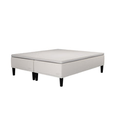 Jensen Carat -runkopatjasängyn beige verhoiluväri ja nelikulmaiset 23 cm korkeat mustat tammijalat. Yhtenäinen TempSmart -sijauspatja ja jalat sisältyvät hintaan.