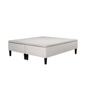 Jensen Carat -runkopatjasängyn beige verhoiluväri ja nelikulmaiset 23 cm korkeat mustat tammijalat. Yhtenäinen TempSmart -sijauspatja ja jalat sisältyvät hintaan.