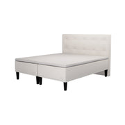 Jensen Carat -runkopatjat beigellä verhoiluvärillä ja nelikulmaisilla 23 cm korkeilla mustilla tammijaloilla. Yhtenäinen TempSmart -sijauspatja ja jalat sisältyvät hintaan. Virgo Decor -sängynpääty myydään erikseen.