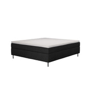 Kuvassa on Jensen Nova Max -jenkkisänky mustalla verhoiluvärillä, Sleep 1 -sijauspatjalla ja ohuilla pyöreillä 14 cm korkeilla mustilla Round Slim -metallijaloilla. Stemma-myymälässä sinulla on mahdollisuus kokeilla eri vaihtoehtoja ja räätälöidä juuri tarpeisiisi sopiva sänkykokokonaisuus.