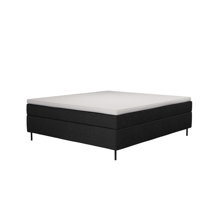 Kuvassa on Jensen Nova Max -jenkkisänky mustalla verhoiluvärillä, Sleep 1 -sijauspatjalla ja ohuilla pyöreillä 14 cm korkeilla mustilla Round Slim -metallijaloilla. Stemma-myymälässä sinulla on mahdollisuus kokeilla eri vaihtoehtoja ja räätälöidä juuri tarpeisiisi sopiva sänkykokokonaisuus.
