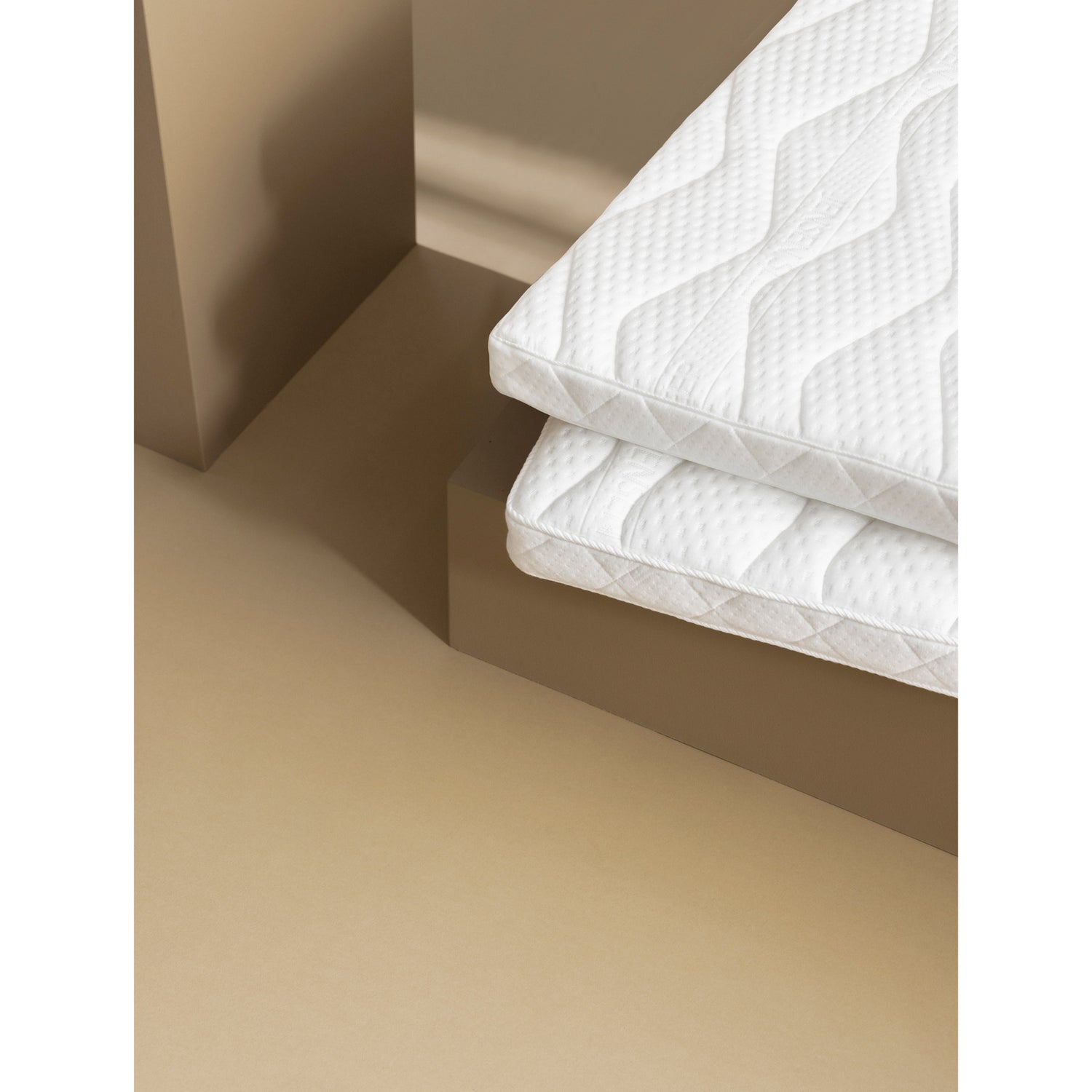 Kuvassa on 8 cm korkea Jensenin Sleep 1 sijauspatja ja 9 cm korkea Sleep 2 sijauspatja.