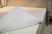 Kuvassa on Jensen Soft Sheet -lakana pedattuna sänkyyn. Lakana pysyy hyvin paikallaan reunojensa ansiosta.