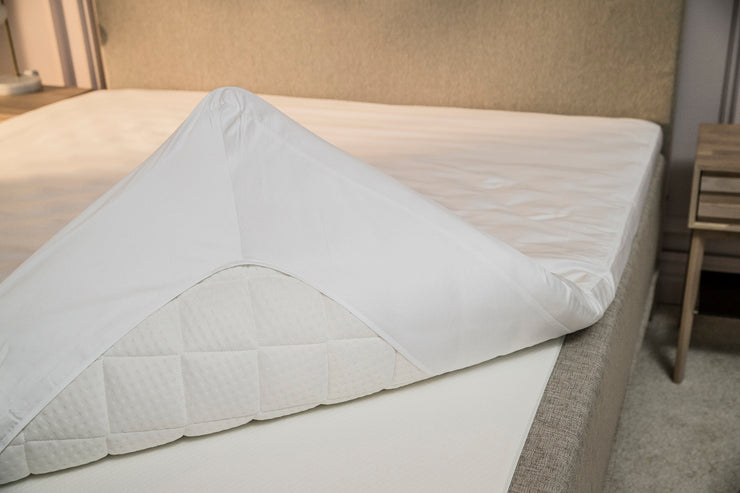 Kuvassa on Jensen Soft Sheet Split -lakana pedattuna sänkyyn. Lakana pysyy hyvin paikoillaan reunojensa ansioista.