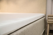 Kuvassa on Jensen Soft Sheet Split -lakana pedattuna sänkyyn.
