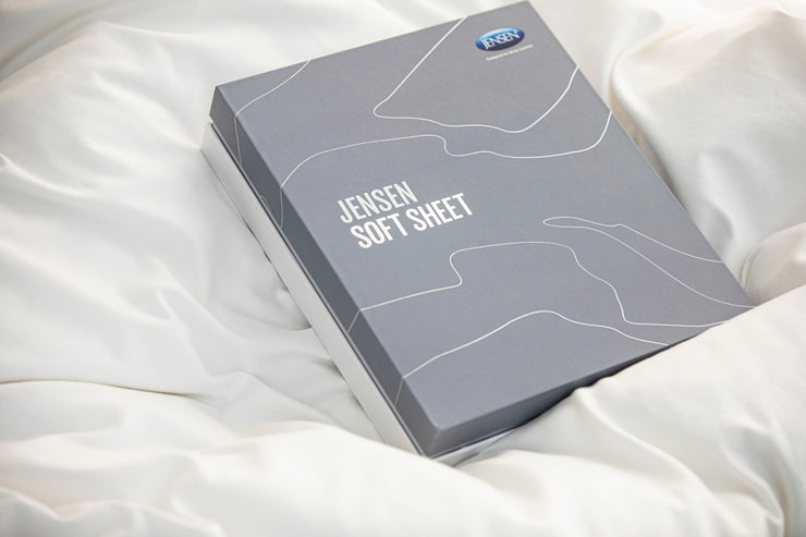 Kuvassa on Jensen Soft Sheet -lakana tuotepakkauksessaan.