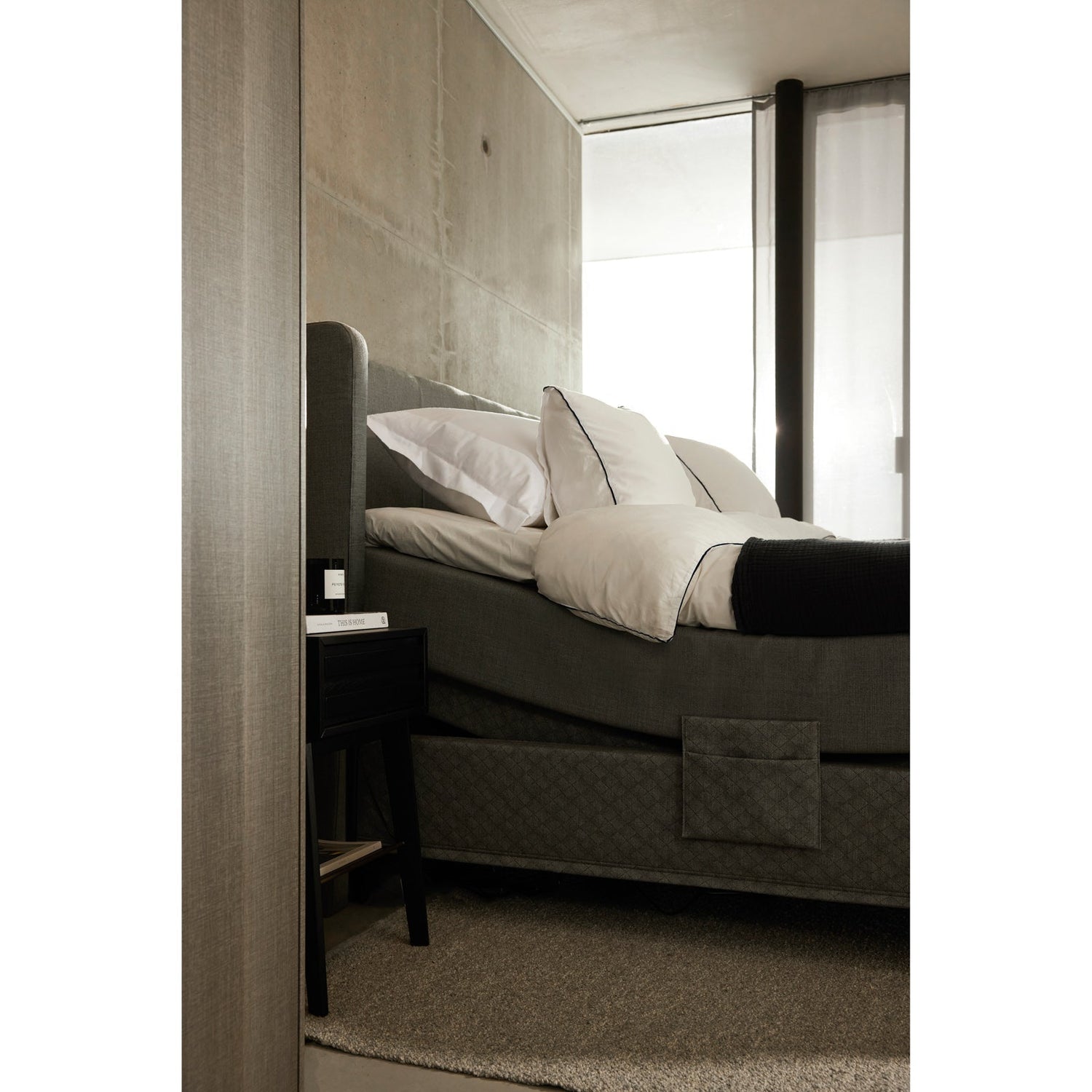 Jensen Majestic Aqtive II -moottorisänky on Nest-sängynpäädyn kanssa sisustuksellinen kokonaisuus, kuvassa on harmaa verhoiluväri. Jensenin sängynpääty ja musta Eicon-yöpöytä myydään erikseen.