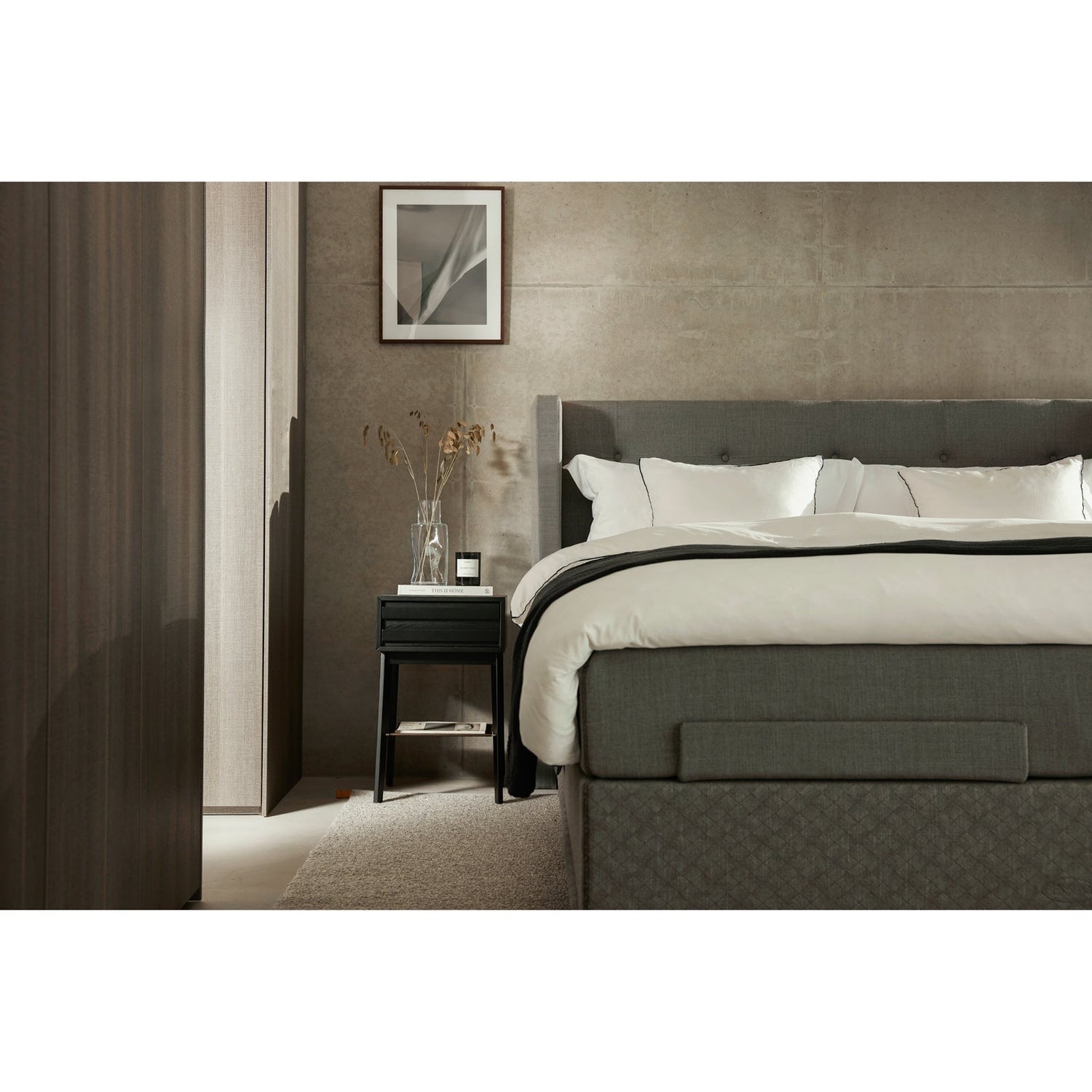 Jensen Majestic Aqtive II -moottorisänky on Nest-sängynpäädyn kanssa sisustuksellinen kokonaisuus, kuvassa on harmaa verhoiluväri ja mustat Eicon-jalat. Jensenin sängynpääty ja musta Eicon-yöpöytä myydään erikseen.