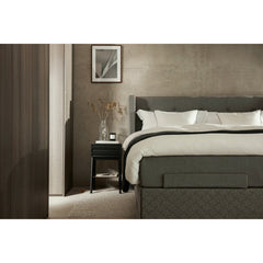 Jensen Majestic Aqtive II -moottorisänky on Nest-sängynpäädyn kanssa sisustuksellinen kokonaisuus, kuvassa on harmaa verhoiluväri ja mustat Eicon-jalat. Jensenin sängynpääty ja musta Eicon-yöpöytä myydään erikseen.