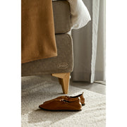 Lähikuvassa näkyy Jensen Majestic -jenkkisängyn ruskea verhoiluväri ja tammiset Eicon-jalat. Kankaiden trendikäs väripaletti on saanut inspiraationsa suoraan Pohjoismaiden luonnosta.