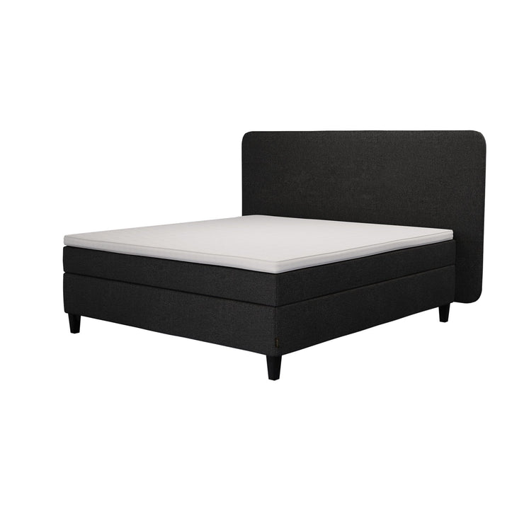 Jensen Nova Max -jenkkisängyn musta verhoiluväri ja nelikulmaiset 14 cm korkeat mustat tammijalat. Sleep 1 -sijauspatja ja jalat sisältyvät hintaan. Jensen-sängynpääty myydään erikseen.