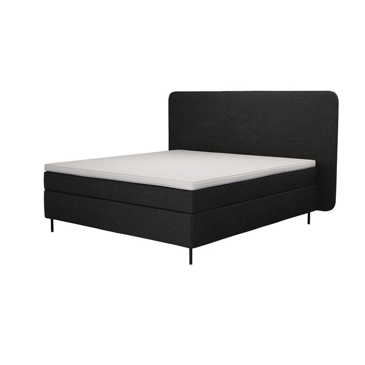 Kuvassa on Jensen Nova Max -jenkkisänky mustalla verhoiluvärillä, Sleep 1 -sijauspatjalla ja ohuilla pyöreillä 14 cm korkeilla mustila Round Slim -metallijaloilla, sekä erikseen myytävällä Jensen-sängynpäädyllä. Stemma-myymälässä sinulla on mahdollisuus kokeilla eri vaihtoehtoja ja räätälöidä juuri tarpeisiisi sopiva sänkykokokonaisuus.