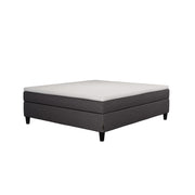 Jensen Nova Max -jenkkisängyn tummanharmaa verhoiluväri ja nelikulmaiset 14 cm korkeat mustat tammijalat. Sleep 1 -sijauspatja ja jalat sisältyvät hintaan.