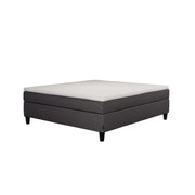 Jensen Nova Max -jenkkisängyn tummanharmaa verhoiluväri ja nelikulmaiset 14 cm korkeat mustat tammijalat. Sleep 1 -sijauspatja ja jalat sisältyvät hintaan.