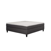 Jensen Nova Max -jenkkisängyn tummanharmaa verhoiluväri ja nelikulmaiset 14 cm korkeat mustat tammijalat. Sleep 1 -sijauspatja ja jalat sisältyvät hintaan.