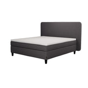 Jensen Nova Max -jenkkisängyn tummanharmaa verhoiluväri ja nelikulmaiset 14 cm korkeat mustat tammijalat. Sleep 1 -sijauspatja ja jalat sisältyvät hintaan. Jensen-sängynpääty myydään erikseen.