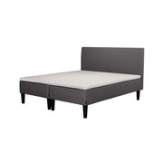 Jensen Nova Max -runkopatjat tummanharmaalla verhoiluvärillä ja nelikulmaisilla 23 cm korkeilla mustilla tammijaloilla. Yhtenäinen Sleep 1 -sijauspatja ja jalat sisältyvät hintaan. Jensenin Lyra -sängynpääty myydään erikseen.