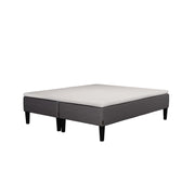 Jensen Nova Max -runkopatjasängyn tummanharmaa verhoiluväri ja nelikulmaiset 23 cm korkeat mustat tammijalat. Yhtenäinen Sleep 1 -sijauspatja ja jalat sisältyvät hintaan.