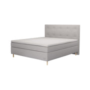 Kuvassa on Jensen Opal -jenkkisänky harmaalla verhoiluvärillä, Sleep 2-sijauspatjalla ja 14 cm korkeilla luonnonvärisillä Round slim -koivujaloilla. Virgo Decor -sängynpääty myydään erikseen.