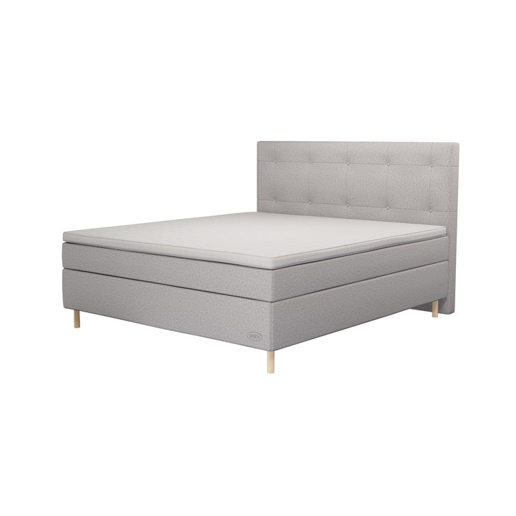 Kuvassa on Jensen Opal -jenkkisänky harmaalla verhoiluvärillä, Sleep 2-sijauspatjalla ja 14 cm korkeilla luonnonvärisillä Round slim -koivujaloilla. Virgo Decor -sängynpääty myydään erikseen.