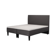 Jensen Opal -runkopatjat antrasiitilla verhoiluvärillä ja nelikulmaisilla 23 cm korkeilla mustilla tammijaloilla. Yhtenäinen Sleep 1 -sijauspatja ja jalat sisältyvät hintaan. Lyra Plus -sängynpääty myydään erikseen.