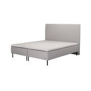 Kuvassa on Jensen Opal -runkopatjat harmaalla verhoiluvärillä, 14 cm korkeilla mustilla ohuilla metallijaloilla, yhtenäisellä sijauspatjalla sekä erikseen myytävällä Lyra Plus -sängynpäädyllä. Stemma-myymälässä sinulla on mahdollisuus kokeilla eri vaihtoehtoja ja räätälöidä juuri tarpeisiisi sopiva sänkykokokonaisuus.