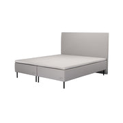 Kuvassa on Jensen Opal -runkopatjat harmaalla verhoiluvärillä, 14 cm korkeilla mustilla ohuilla metallijaloilla, yhtenäisellä sijauspatjalla sekä erikseen myytävällä Lyra Plus -sängynpäädyllä. Stemma-myymälässä sinulla on mahdollisuus kokeilla eri vaihtoehtoja ja räätälöidä juuri tarpeisiisi sopiva sänkykokokonaisuus.