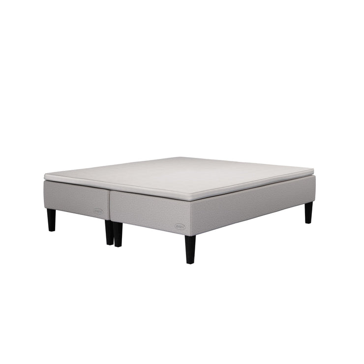 Jensen Opal -runkopatjasängyn harmaa verhoiluväri ja nelikulmaiset 23 cm korkeat mustat tammijalat. Yhtenäinen Sleep 2 -sijauspatja ja jalat sisältyvät hintaan.
