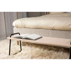 Jensen Add On -penkki on tyylikäs ratkaisu sängyn päätyyn. Kuvassa koivuinen päätypenkki.