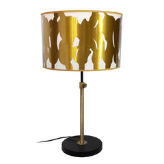 Johanna Oraksen suunnittelema Kallary-pöytävalaisin messinkisillä yksityiskohdilla.