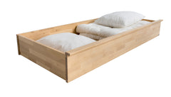 Kanerva-puusohvan alle sopivassa Kanerva-vuodevaatelaatikkossa voi säilyttää esimerkiksi vuodevaatteet.