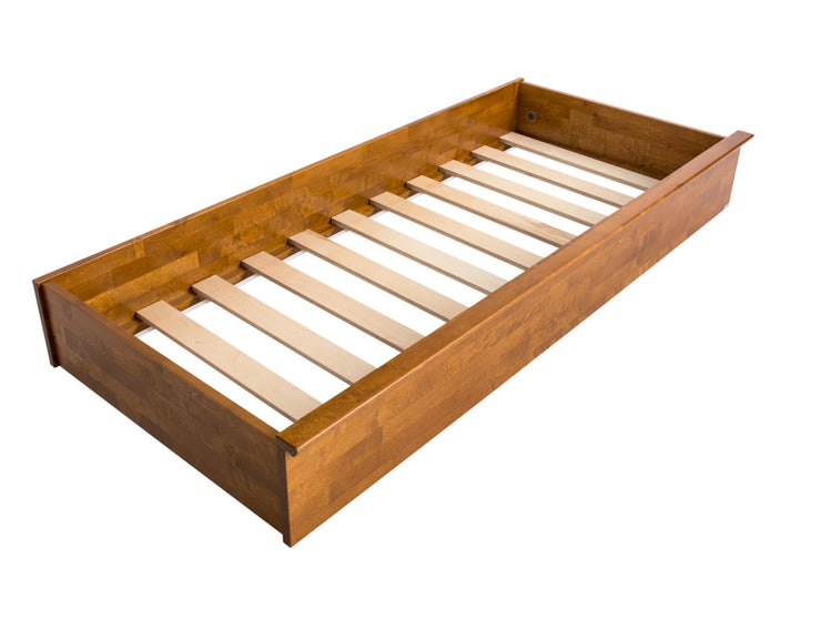 Kanerva-vuodevaatelaatikko pähkinänvärisenä. Kanerva-puusohvan alle sopiva laatikko on kätevä säilytyspaikka esimerkiksi vuodevaatteille.
