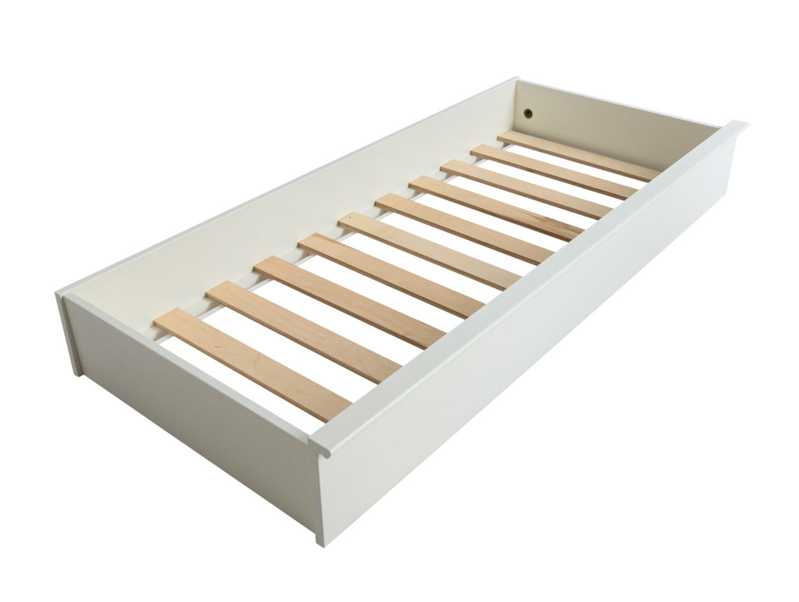 Kanerva-vuodevaatelaatikko valkoisena. Kanerva-puusohvan alle sopiva laatikko on kätevä säilytyspaikka esimerkiksi vuodevaatteille.