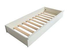 Kanerva-vuodevaatelaatikko valkoisena. Kanerva-puusohvan alle sopiva laatikko on kätevä säilytyspaikka esimerkiksi vuodevaatteille.