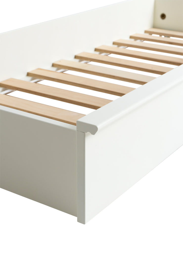 Kanerva-vuodevaatelaatikko on kotimaista kestävää laatua. Vuodevaatelaatikkoa on kätevä liikutella laverisohvan alla lattialla pyöriensä ansiosta.