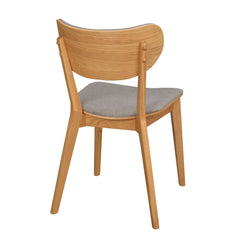 Kato-taivutetuoli tammen värisenä, harmailla istuimen ja selkänojan kangasverhoiluilla.