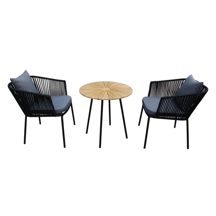 Kuvassa on erikseen myytävät Kesäniemi-sarjan mustat pinottavat terästuolit köysipunos-selkänojilla ja harmailla istuinpehmusteilla, sekä tiikkipuukantinen pyöreä sohvapöytä mustilla alumiinijaloilla.